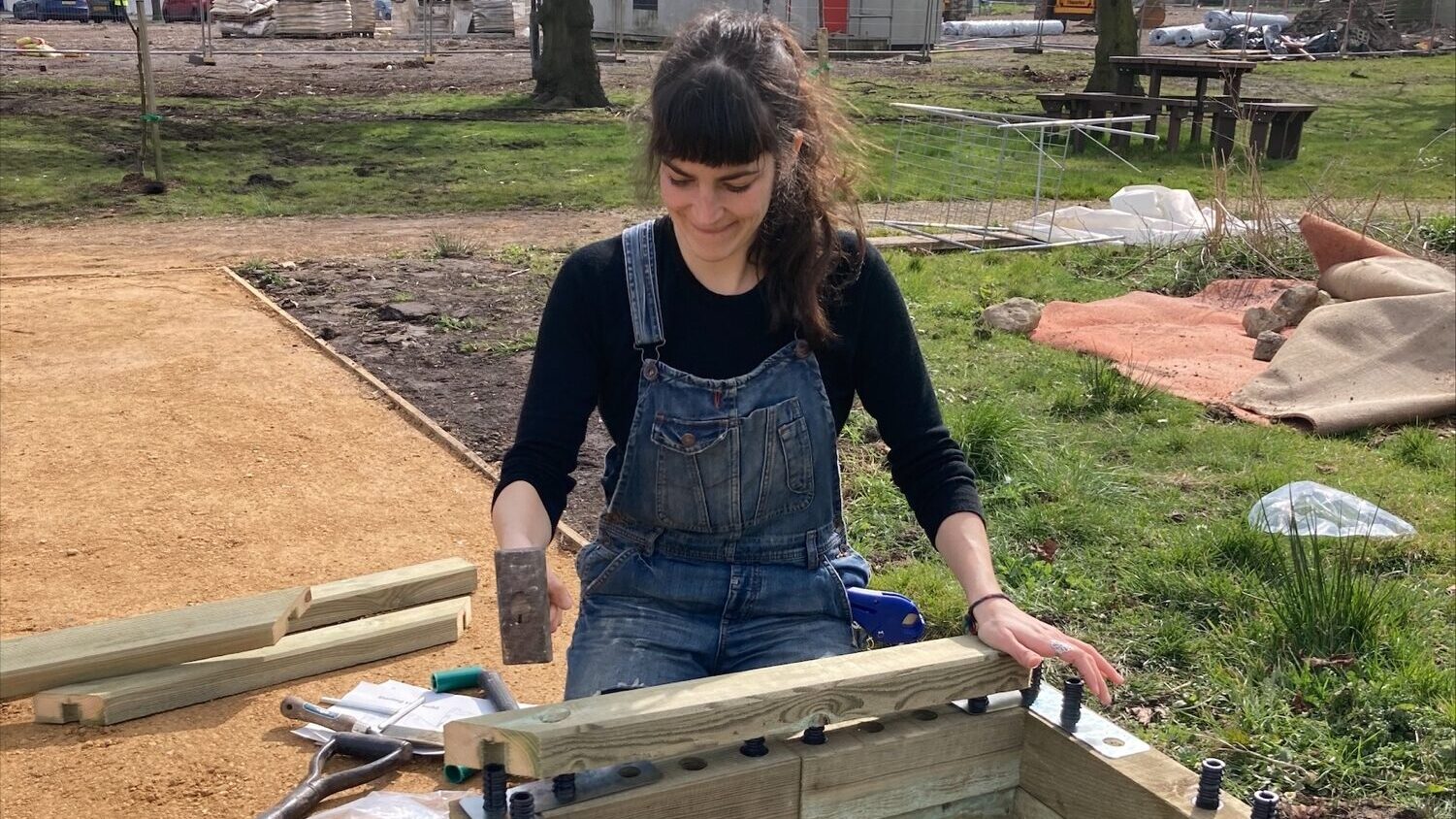 Nature Recovery Ranger builds a raised bed at Southmead Hospital, Bristol. Photo: Phoebe Webster / Centre for Sustainable Healthcare 2022. Attribution 4.0 International (CC BY 4.0).